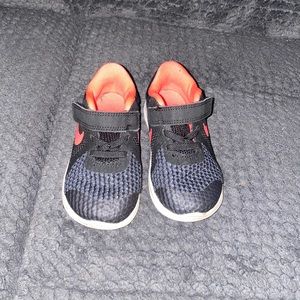 Toddler girl Nike Revolution 4 sneakers